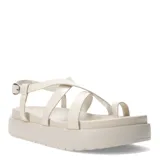 Sandalias de plataforma plana color blanco con tiras cruzadas y hebilla lateral.
