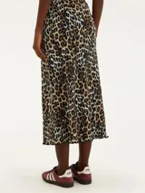 Falda midi plisada con estampado de leopardo.