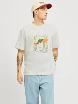 Camiseta color crema de manga corta y cuello redondo con estampa de personas comprando en un mercado.