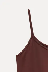 Camiseta ajustada color marrón, confeccionada en tejido con mezcla de poliamida, con escote redondo y tirantes finos.