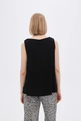 Musculosa blanca de lino con breteles anchos y cuello bote.