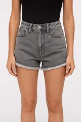 Short de jean gris con lavado ácido, tiro alto, corte ajustado y ruedo desflecado.