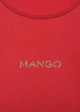 Camiseta blanca de algodón con logo 'Mango' estampado en dorado en el pecho.
