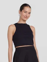 Top corto marrón de tela acanalada, con cuello redondo y sisas anchas.