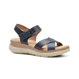 Sandalias de plataforma color blanco con tiras anchas cruzadas en el empeine y tira con hebilla ajustable en el tobillo. Suela de goma color beige con diseño acanalado. Marca Korium, modelo Molly.
