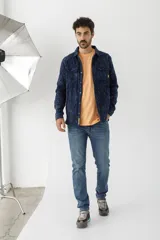 Camisa de franela escocesa con cuello, cierre frontal con botones, dos bolsillos con solapa abotonada en el pecho y corte recto.