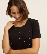 Blusa de pijama de viscosa color negro con lunares blancos y rojos, cuello redondo y mangas cortas.
