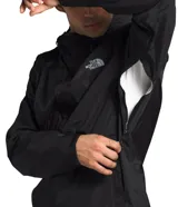 Campera impermeable negra con capucha ajustable, cierre frontal con solapa y bolsillos laterales con cierre.