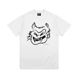 Remera blanca de corte recto con estampa en el frente de un gato con expresión amenazante.