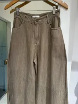 Pantalón jean color tostado, de corte recto y tiro alto.