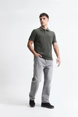 Chomba gris con textura tipo waffle, corte regular y logo bordado en el pecho.