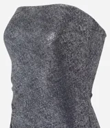 Vestido midi sin breteles, ajustado al cuerpo, con bajo asimétrico, fruncido lateral y acabado metalizado.