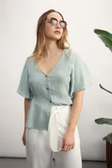 Camisa blanca de mangas cortas con botones.