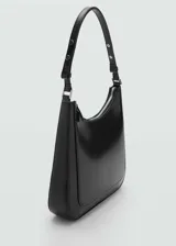 Bolso negro de tamaño mediano con asa ajustable y cierre de cremallera.