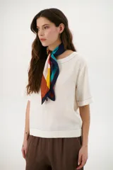 Blusa color crudo de lino con cuello redondo y mangas cortas.