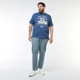 Remera azul de manga corta con estampa frontal de un edificio y texto en blanco.