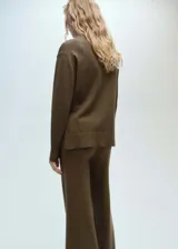 Jersey negro de punto fino con cuello alto, diseño oversize y manga larga.