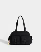 Cartera bowling negra de tela deportiva con manijas superiores y cierre superior. Tiene doble bolsillo frontal con hebilla, bolsillos laterales con broche y charm lateral.