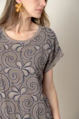 Remera verde con estampado de hojas en azul marino, de lino en el frente y algodón en la espalda.