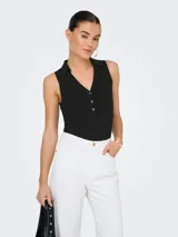 Top tejido negro sin mangas con cuello camisero y botones frontales.
