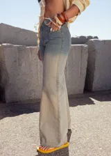 Pantalón de jean de tiro alto, corte recto y lavado degradado en tonos celeste y beige.