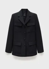 Chaqueta negra con cuello de pico con solapa, diseño recto, cuatro bolsillos de parche en la parte delantera y cinturón.