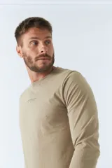 Remera blanca de manga larga con cuello redondo y logo estampado en el pecho.