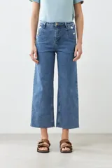 Pantalón jean culotte de tiro alto, color azul medio, con bolsillos delanteros y traseros, y botones metálicos.