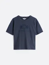 Remera azul marino de algodón con cuello redondo y corte amplio. Estampado frontal con el logo de Tommy Hilfiger.