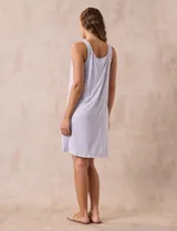 Camisón corto de tejido suave color lila con estampado de manchas difuminadas. Tiene escote redondo con botones y detalle plisado en el pecho.