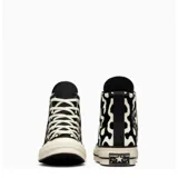 Zapatillas altas de lona con estampado en blanco y negro, diseño clásico Chuck Taylor.