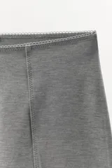 Bóxer gris de tiro alto confeccionado en mezcla de modal con cintura elástica, costuras marcadas y acabados en ondas.