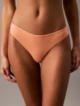 Conjunto Calvin Klein de algodón color durazno, compuesto por un corpiño triangular de breteles finos y una colaless de tiro bajo.
