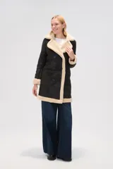 Tapado negro con solapas y forro de piel sintética color crema, de corte recto y doble botonadura.