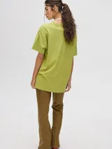 Remera verde con estampado de un velero en el pecho, corte cuadrado y holgado.