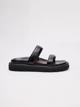 Sandalias negras de cuero vacuno con acabado brillante y plataforma de 3cm de altura.