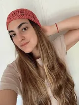 Gorro tipo casquete tejido a mano en crochet con hilo de algodón y lurex color salmón.