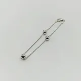 Pulsera de plata 925 con eslabones finos y dijes de bolitas plateadas.
