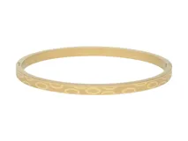 Pulsera rígida dorada con diseño de círculos grabados.