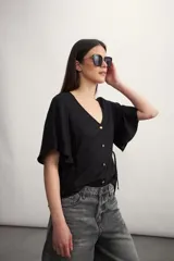 Camisa blanca de mangas cortas con botones.