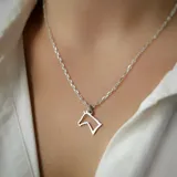 Dije de plata 925 con forma de cabeza de caballo, diseño calado.
