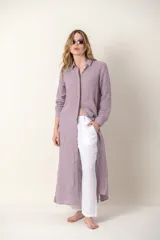 Camisola larga color rosado, estilo camisa, confeccionada en lino.