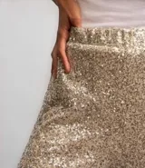 Pantalón pantalona de lentejuelas doradas con forro y cintura elástica.