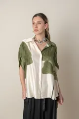 Camisa italiana color natural con estampado de hojas en tonos verdes. De corte holgado y manga corta.