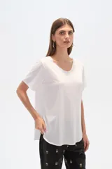 Blusa roja de poliamida, corte ancho y cuello en V.