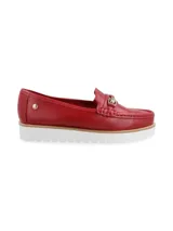 Mocasines rojos de cuero con suela track blanca y detalle de hebilla dorada.