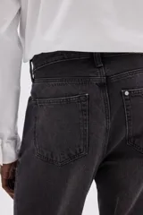 Pantalón de jean negro de corte holgado, tiro bajo y cinco bolsillos.