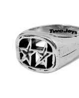 Anillo de plata con diseño geométrico y acabado pulido, parte de la colección masculina de TwoJeys.