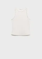 Musculosa blanca de algodón con cuello redondo y detalle de tachuelas plateadas en el cuello y las sisas. Diseño ajustado al cuerpo.