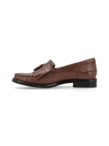 Mocasín de cuero marrón con plastrón doblado y flecos.